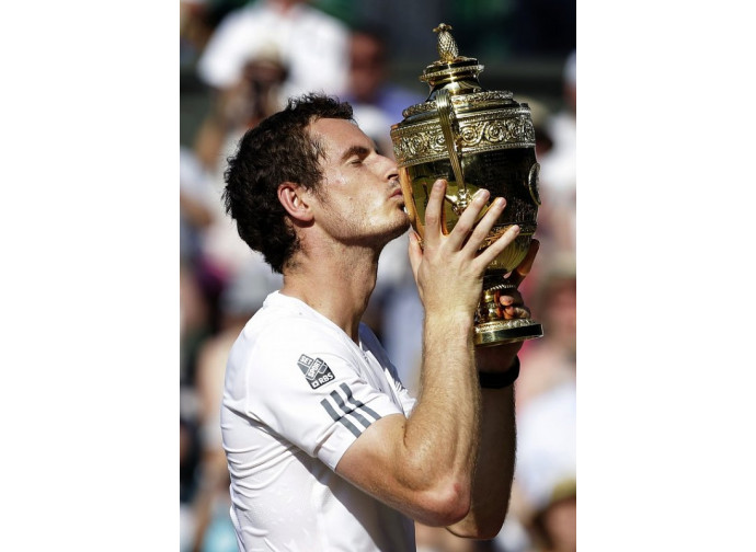Andy Murray bacia la coppa di WImbledon Andy Murray bacia la coppa di WImbledon