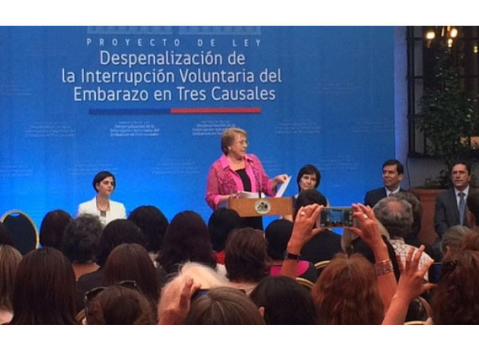 La presidenta Bachelet firma la legge di depenalizzazione dell'aborto La presidenta Bachelet firma la legge di depenalizzazione dell'aborto
