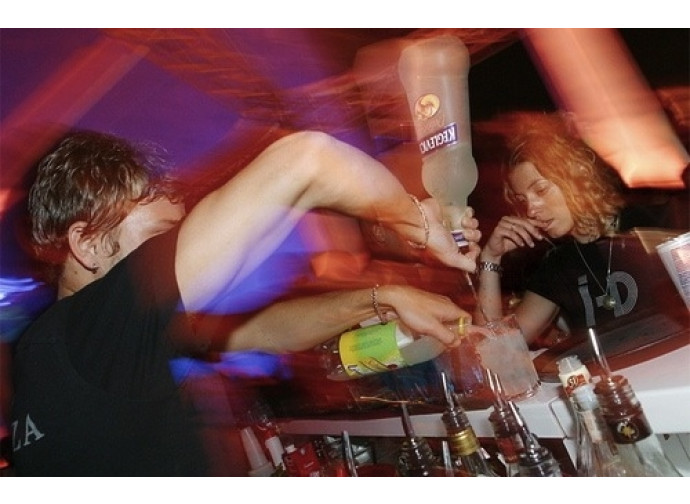 Alcol e droga per lo sballo in discoteca Alcol e droga per lo sballo in discoteca