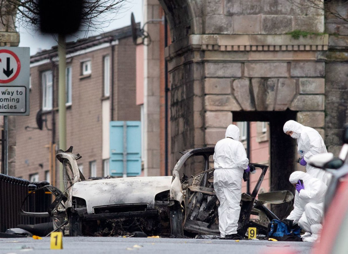 Irlanda del Nord, poliziotti ispezionano i resti dell'autobomba Irlanda del Nord, poliziotti ispezionano i resti dell'autobomba