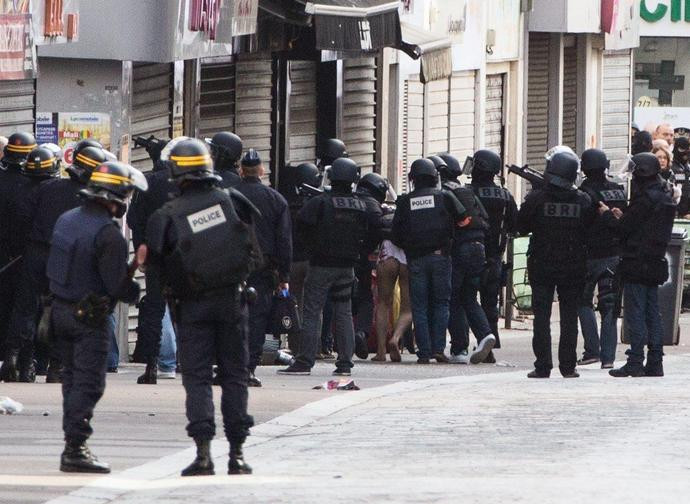 Polizia francese in un quartiere islamico Polizia francese in un quartiere islamico