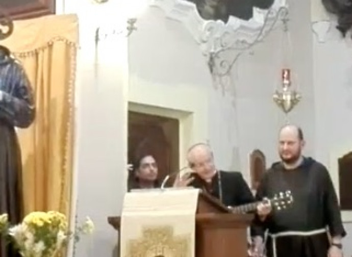 Il vescovo di Avellino canta Vedrai, vedrai Il vescovo di Avellino canta Vedrai, vedrai
