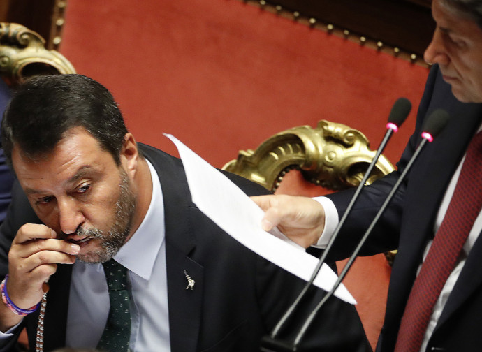 Salvini bacia il Rosario mentre parla Conte