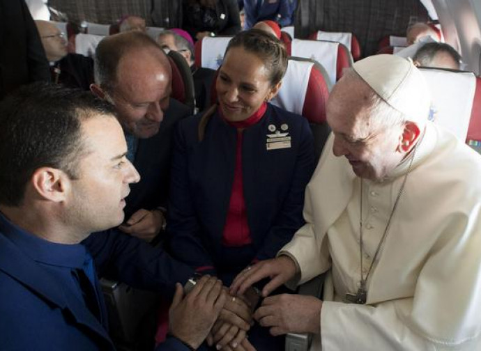 Il Papa con i due sposi Il Papa con i due sposi