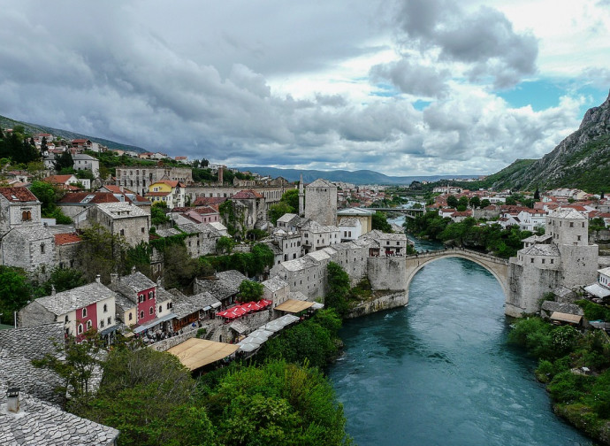 Il ponte di Mostar, uno dei simboli del conflitto croato-bosniaco Il ponte di Mostar, uno dei simboli del conflitto croato-bosniaco