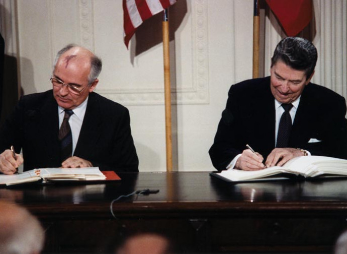 Gorbachev e Reagan firmano il Trattato Inf nel 1987 Gorbachev e Reagan firmano il Trattato Inf nel 1987