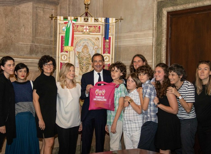 Il sindaco milanese Sala con le coppie lesbiche registrate come doppie madri Il sindaco milanese Sala con le coppie lesbiche registrate come doppie madri