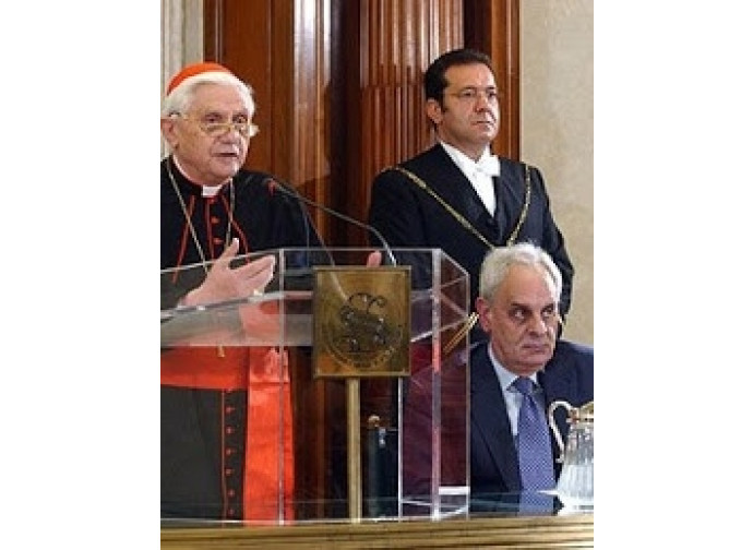 L'allora card Ratzinger in Senato nel 2004 L'allora card Ratzinger in Senato nel 2004