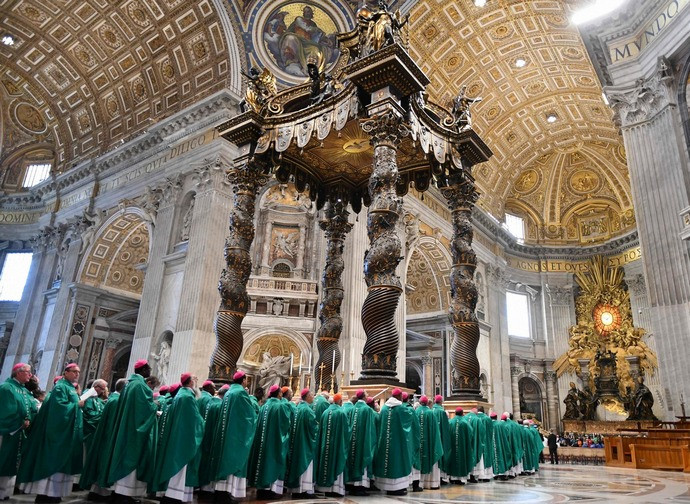 Padri sinodali durante la celebrazione in San Pietro Padri sinodali durante la celebrazione in San Pietro