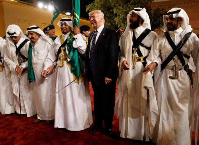 Trump e la danza tradizionale delle sciabole a Riad Trump e la danza tradizionale delle sciabole a Riad