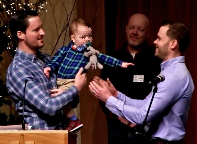 Alan Nachtigal e Blake Wilson, con il loro bambino danno testimonianza in chiesa Alan Nachtigal e Blake Wilson, con il loro bambino danno testimonianza in chiesa