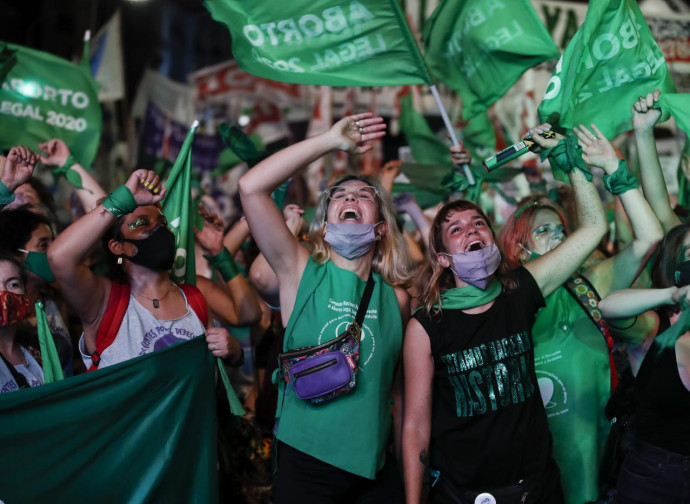 Argentina, manifestanti esultano per l'aborto legale (con la mascherina)
