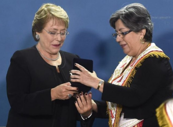 Michelle Bachelet viene premiata dalla Massoneria cilena Michelle Bachelet viene premiata dalla Massoneria cilena