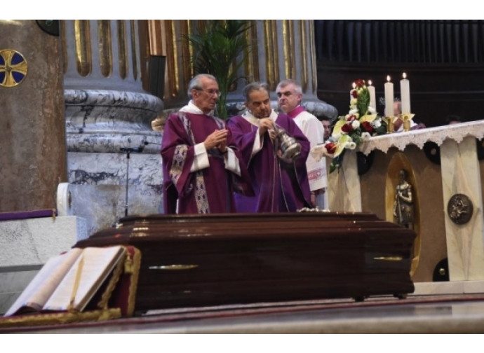 Il cardinale di Bologna Carlo Caffarra celebra i funerali del cardinale Giacomo Biffi Il cardinale di Bologna Carlo Caffarra celebra i funerali del cardinale Giacomo Biffi