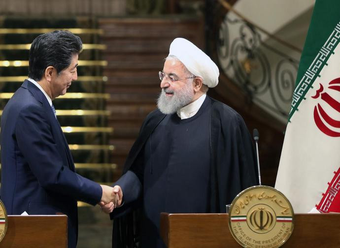 Il presidente iraniano Rouhani riceve a Teheran il premier giapponese Shinzo Abe Il presidente iraniano Rouhani riceve a Teheran il premier giapponese Shinzo Abe