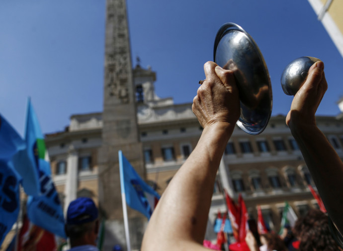 Manifestazione dei sindacati di fronte a Montecitorio Manifestazione dei sindacati di fronte a Montecitorio