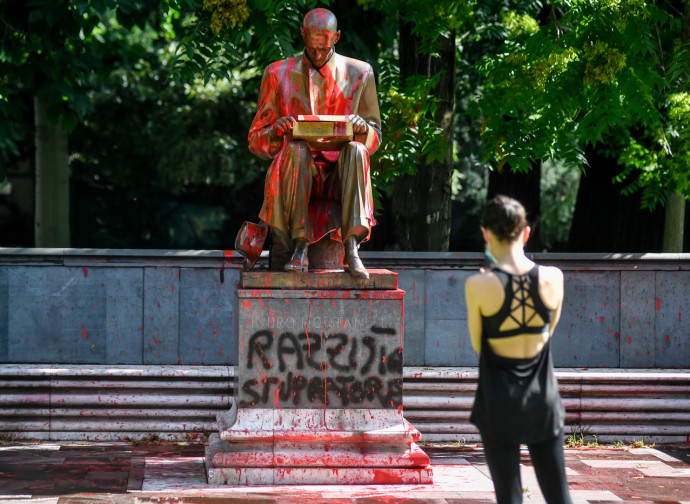 Milano, la statua di Montanelli imbrattata