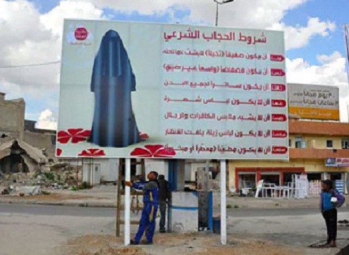 Mosul, i poster appesi dall'Isis Mosul, i poster appesi dall'Isis