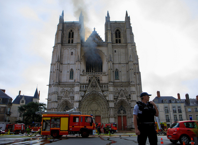 La cattedrale di Nantes dopo l'incendio La cattedrale di Nantes dopo l'incendio