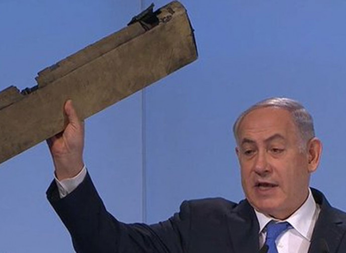 Netanyahu mostra, alla conferenza di Monaco, un pezzo del drone iraniano abbattuto Netanyahu mostra, alla conferenza di Monaco, un pezzo del drone iraniano abbattuto