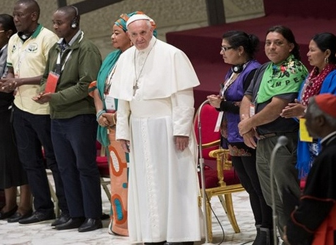 Papa Francesco in un incontro con i movimenti popolari Papa Francesco in un incontro con i movimenti popolari