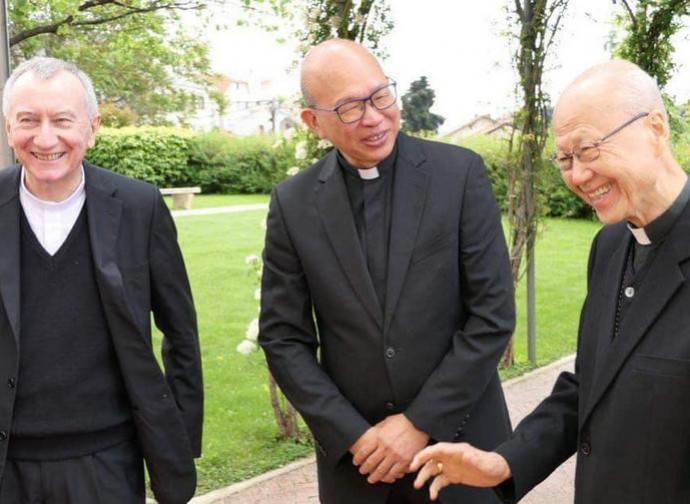 Il cardinale Parolin, segretario di Stato vaticano, Peter Choy e il cardinale Tong Il cardinale Parolin, segretario di Stato vaticano, Peter Choy e il cardinale Tong