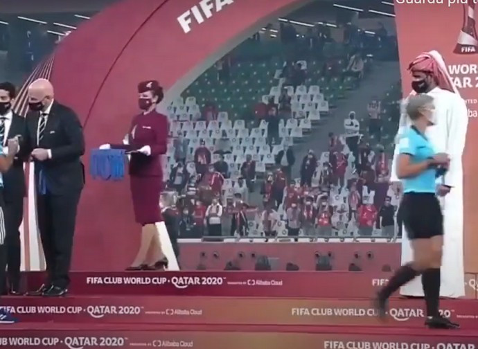Il momento del passaggio della donna arbitro davanti allo sceicco Il momento del passaggio della donna arbitro davanti allo sceicco