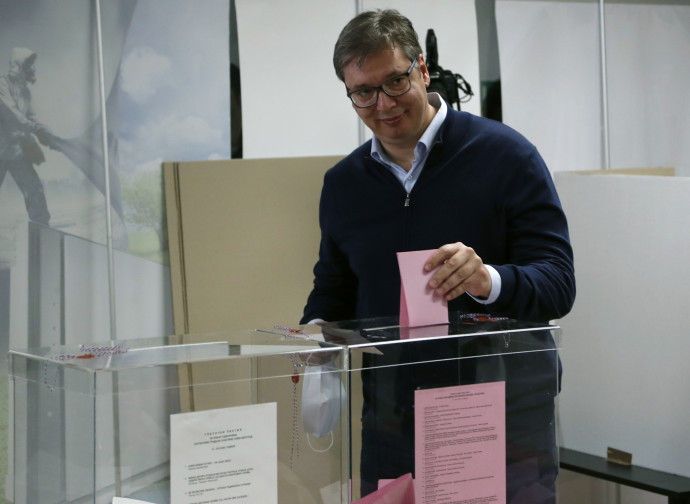 Il presidente serbo Vucic al voto Il presidente serbo Vucic al voto
